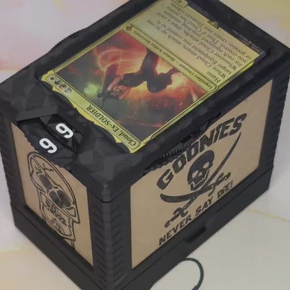 Never say die - Universal DeckDock - Magnetic Closure, Customizable Art Slots, Damage Counter